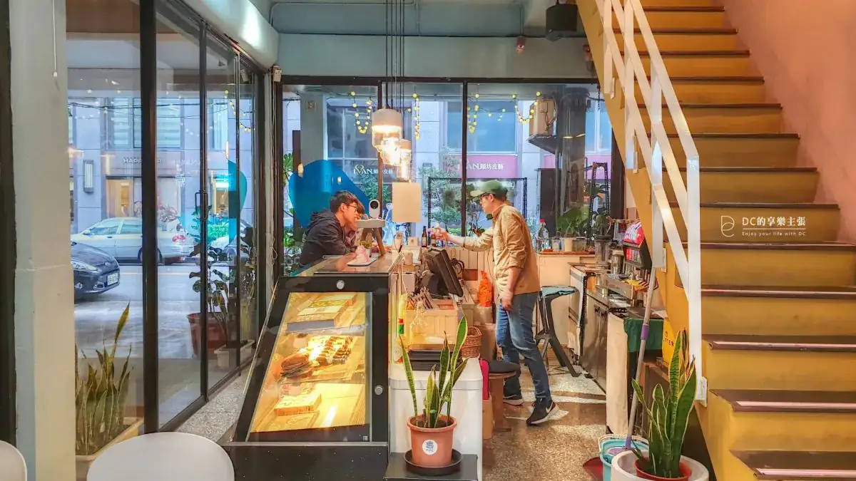 吃在台中 PIPE 牛逼館子 17公分高的 漢堡斜塔 大尺寸巨人堡  還有三小漢堡