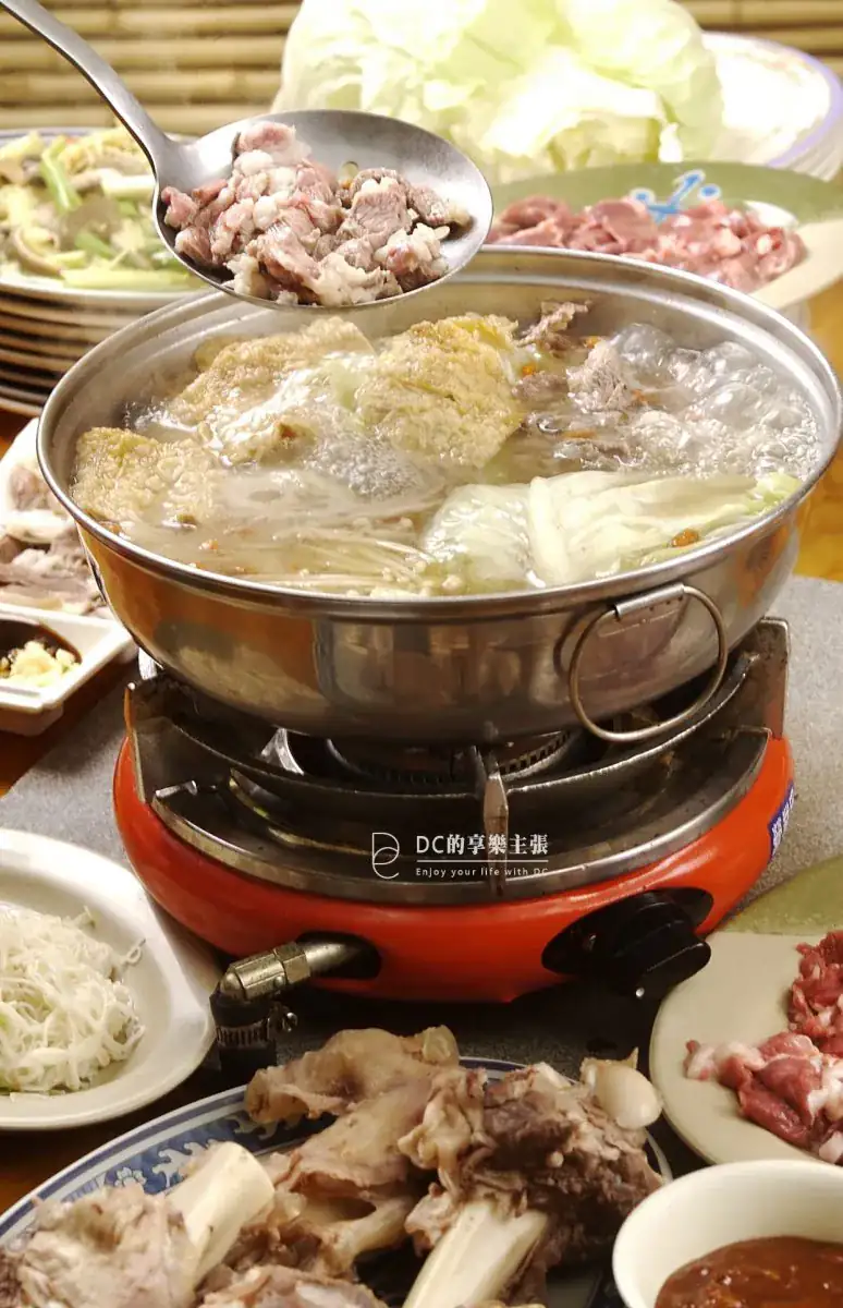 吃在台中 三鼎羊肉爐 現宰直送 手工現切羊肉 招牌清燉肉質甘甜 台中羊肉爐 推薦