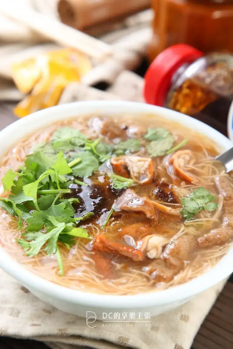 吃在台中 黃家家傳大腸麵線 萬和宮附近 柴魚湯底 味道濃香 大腸赤肉條口感好 台中麵線推薦