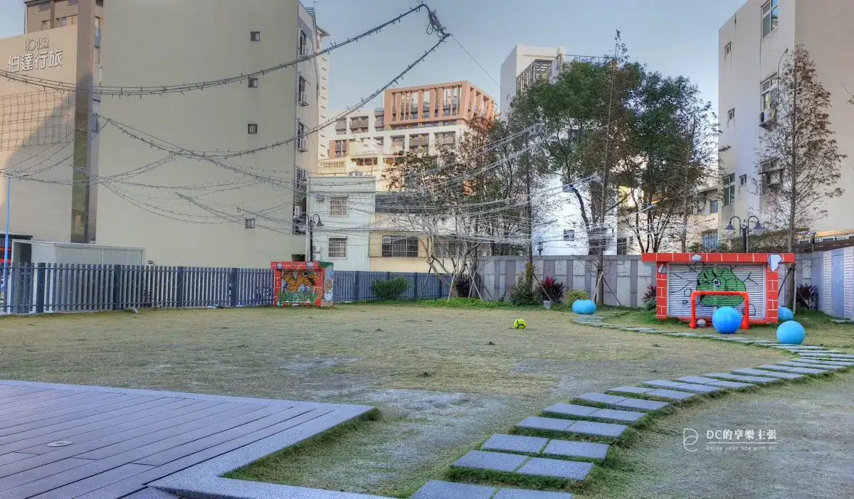 住在台中 2019開幕 余舍行旅 露天檜木浴桶 房內55吋4K藍光電影 免費看 精品咖啡 好茶款待 早餐吃牛排 台中住宿推薦