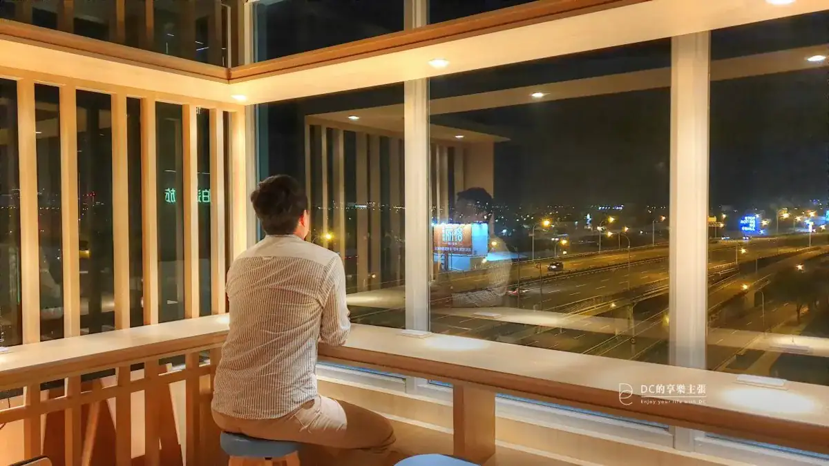 住在台中 2019開幕 余舍行旅 露天檜木浴桶 房內55吋4K藍光電影 免費看 精品咖啡 好茶款待 早餐吃牛排 台中住宿推薦