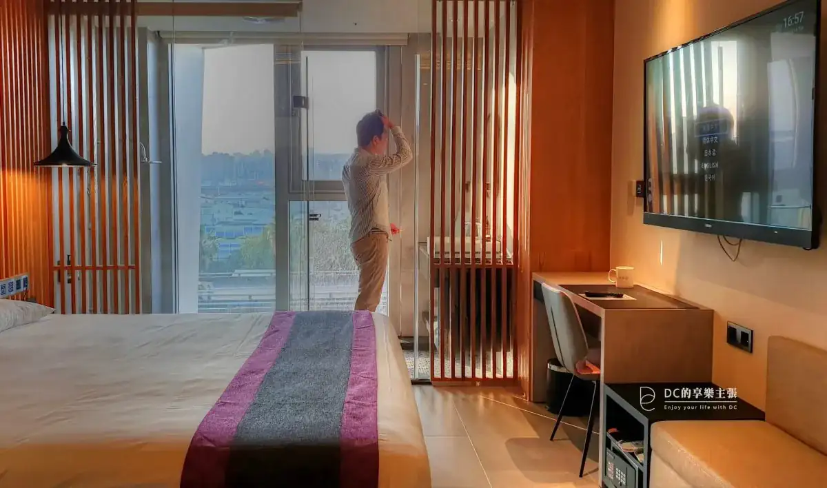 住在台中 2019開幕 余舍行旅 露天檜木浴桶 房內55吋4K藍光電影 免費看 精品咖啡 好茶款待 早餐吃牛排 台中住宿推薦