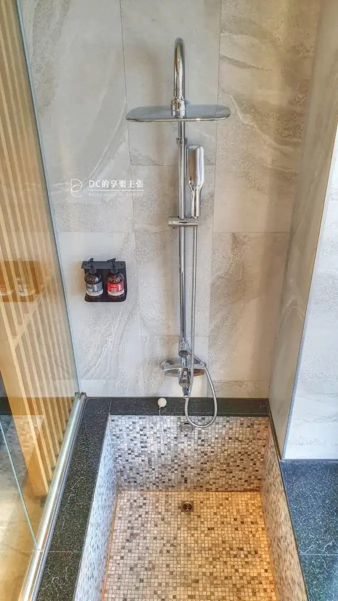 住在台中 2019開幕 余舍行旅 露天檜木浴桶 房內55吋4K藍光電影 免費看 精品咖啡 好茶款待 早餐吃牛排 台中住宿推薦