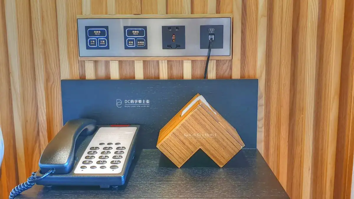 住在台中 2019開幕 余舍行旅 露天檜木浴桶 房內55吋4K藍光電影 免費看 精品咖啡 好茶款待 早餐吃牛排 台中住宿推薦