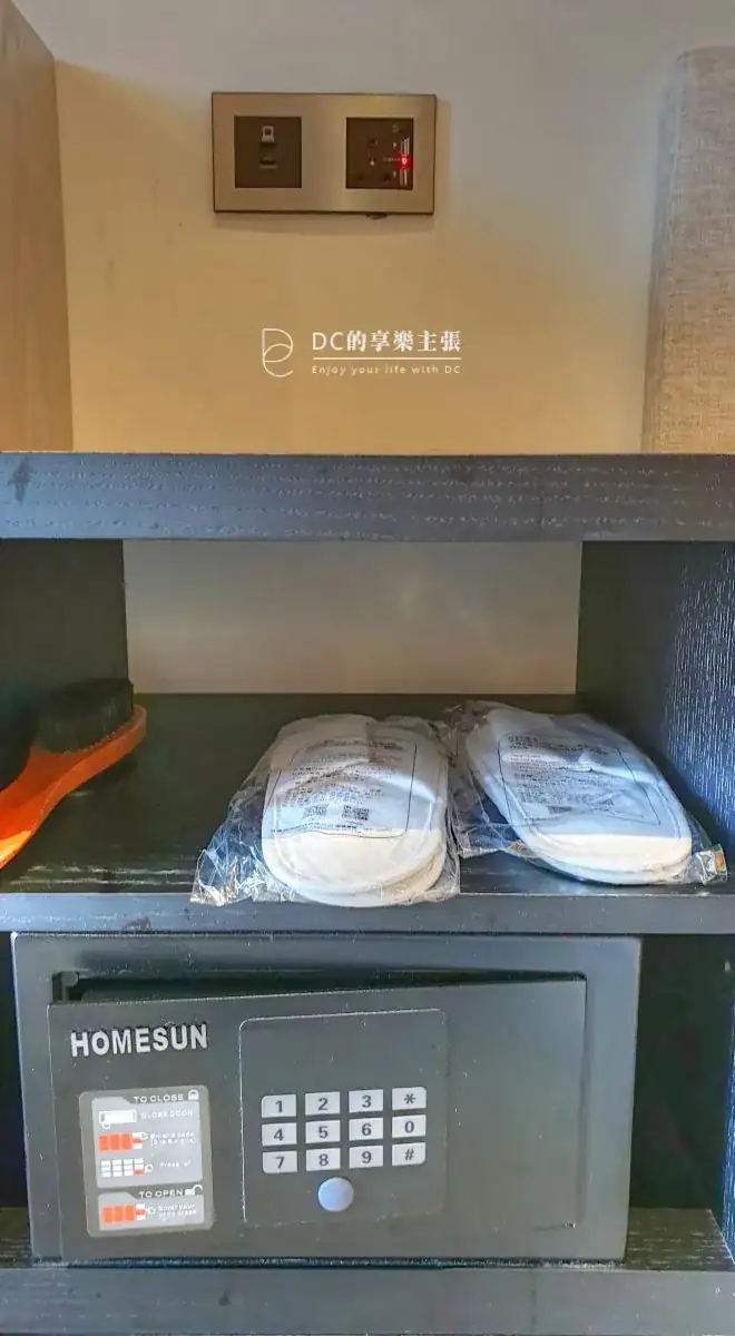 住在台中 2019開幕 余舍行旅 露天檜木浴桶 房內55吋4K藍光電影 免費看 精品咖啡 好茶款待 早餐吃牛排 台中住宿推薦