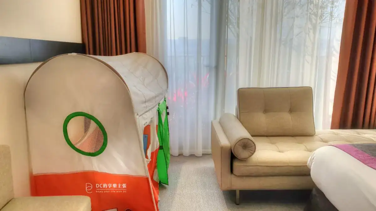 住在台中 2019開幕 余舍行旅 露天檜木浴桶 房內55吋4K藍光電影 免費看 精品咖啡 好茶款待 早餐吃牛排 台中住宿推薦