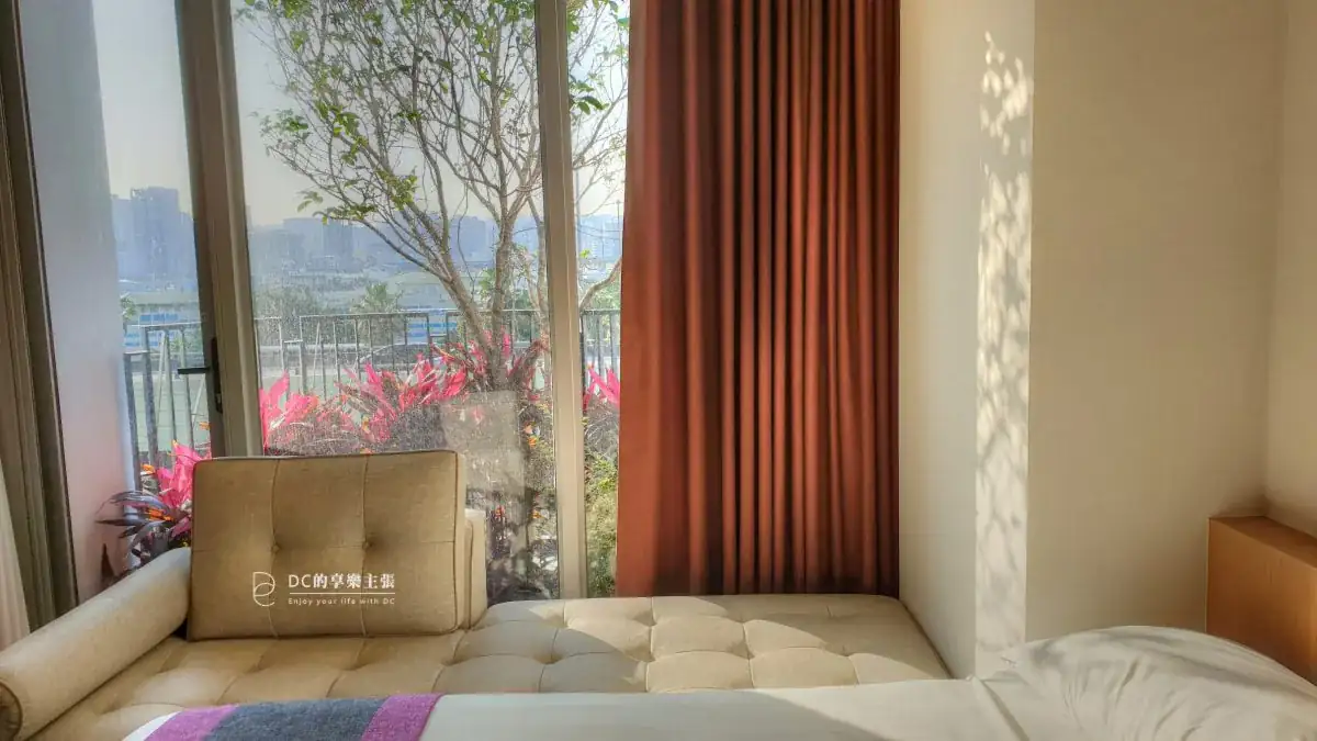 住在台中 2019開幕 余舍行旅 露天檜木浴桶 房內55吋4K藍光電影 免費看 精品咖啡 好茶款待 早餐吃牛排 台中住宿推薦