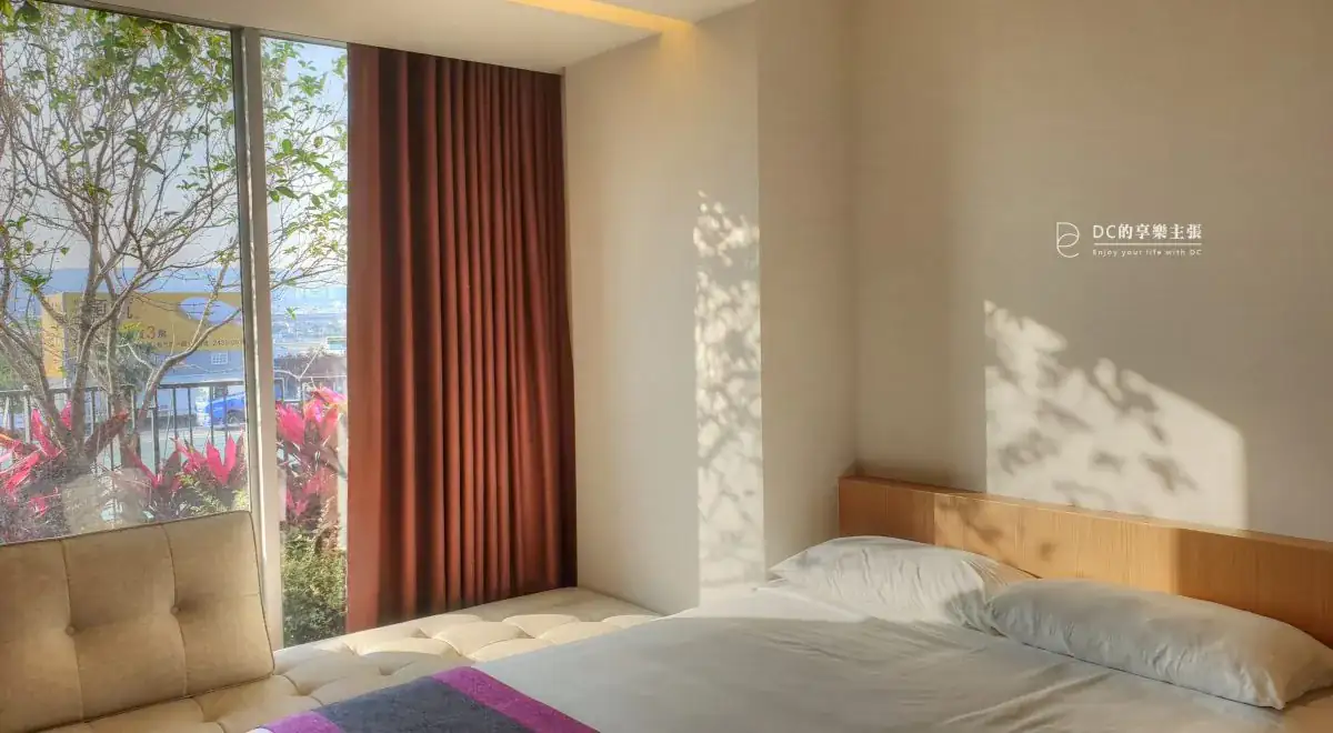 住在台中 2019開幕 余舍行旅 露天檜木浴桶 房內55吋4K藍光電影 免費看 精品咖啡 好茶款待 早餐吃牛排 台中住宿推薦