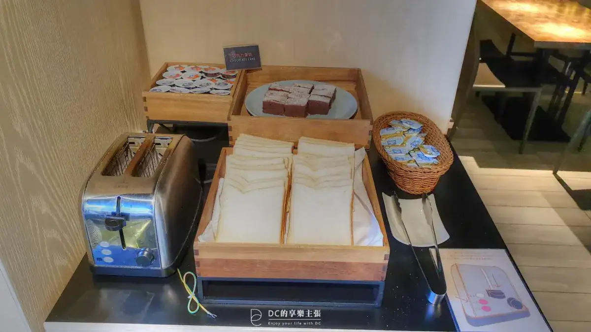 住在台中 2019開幕 余舍行旅 露天檜木浴桶 房內55吋4K藍光電影 免費看 精品咖啡 好茶款待 早餐吃牛排 台中住宿推薦