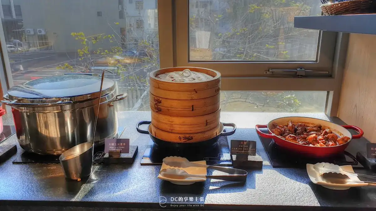住在台中 2019開幕 余舍行旅 露天檜木浴桶 房內55吋4K藍光電影 免費看 精品咖啡 好茶款待 早餐吃牛排 台中住宿推薦