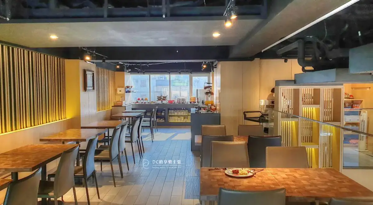 住在台中 2019開幕 余舍行旅 露天檜木浴桶 房內55吋4K藍光電影 免費看 精品咖啡 好茶款待 早餐吃牛排 台中住宿推薦