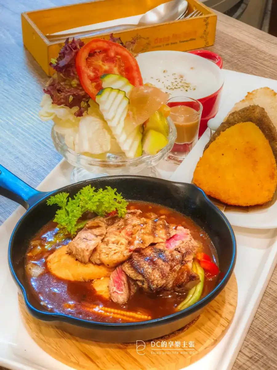 吃在台中 故事.家義大利美食坊 家常溫馨小店 平均價位250元左右套餐 三色鬼島飯丸 也有多款燉飯跟義大利麵