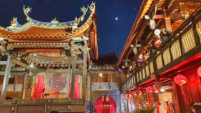 玩在台中 霧峰林家花園 夜探林宮保 每月限定一場 入夜導覽林家宮保第 大花廳前喫茶賞樂 穿古裝穿梭時空遊歷古蹟建築群