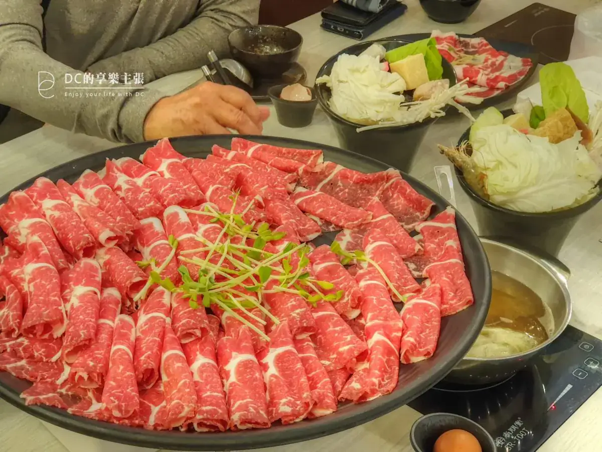 吃在台中 蔬鍋藝 浮誇系XXL肉盤 50片肉肉好壯觀 大份量高CP值 個人鍋物餐廳推薦 附餐無限自取吃到飽