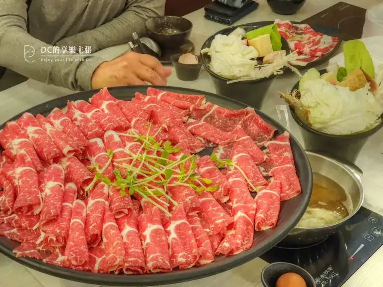 吃在台中 蔬鍋藝 浮誇系XXL肉盤 50片肉肉好壯觀 大份量高CP值 個人鍋物餐廳推薦 附餐無限自取吃到飽
