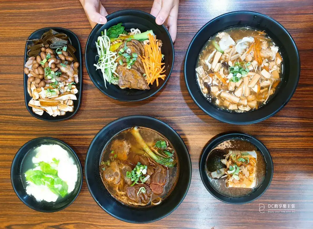 吃在台中 洪師傅川味麵食館 牛骨蔬菜高湯燉熬 湯好肉大塊