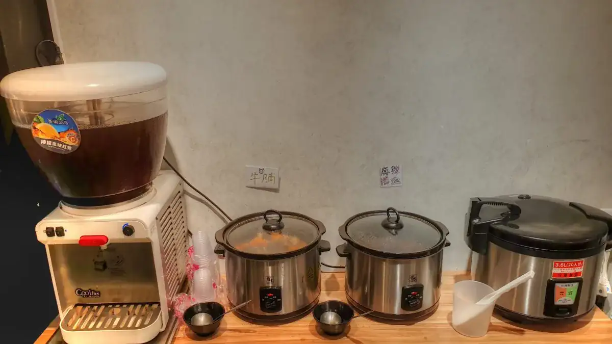 吃在台中 街喜鍋 一中商圈 迴轉火鍋店 鍋物蔬菜無限放題 週末限定超值滷牛腩