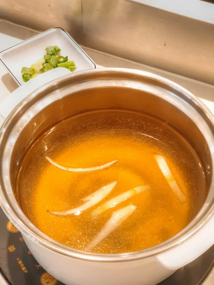 吃在台中 街喜鍋 一中商圈 迴轉火鍋店 鍋物蔬菜無限放題 週末限定超值滷牛腩